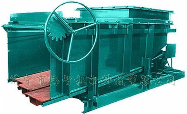 導料槽設(shè)有多個活動式底板，底板在回程過程中可以承受物料所帶來的摩擦力